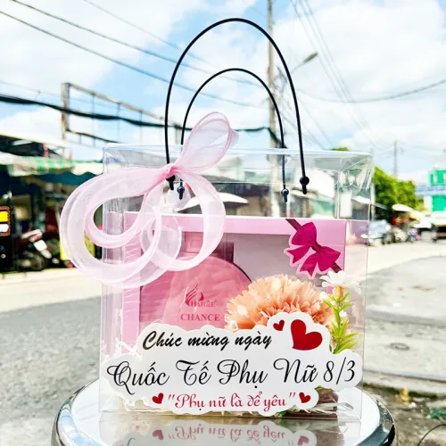 Túi Quà Tặng 8-3 Sữa Tắm Nước Hoa Charme Chance Hồng 250ml + Nước Hoa Charme Chance (Có Đèn Chớp) – một lựa chọn đáng tham khảo trong Quà tặng 8/3