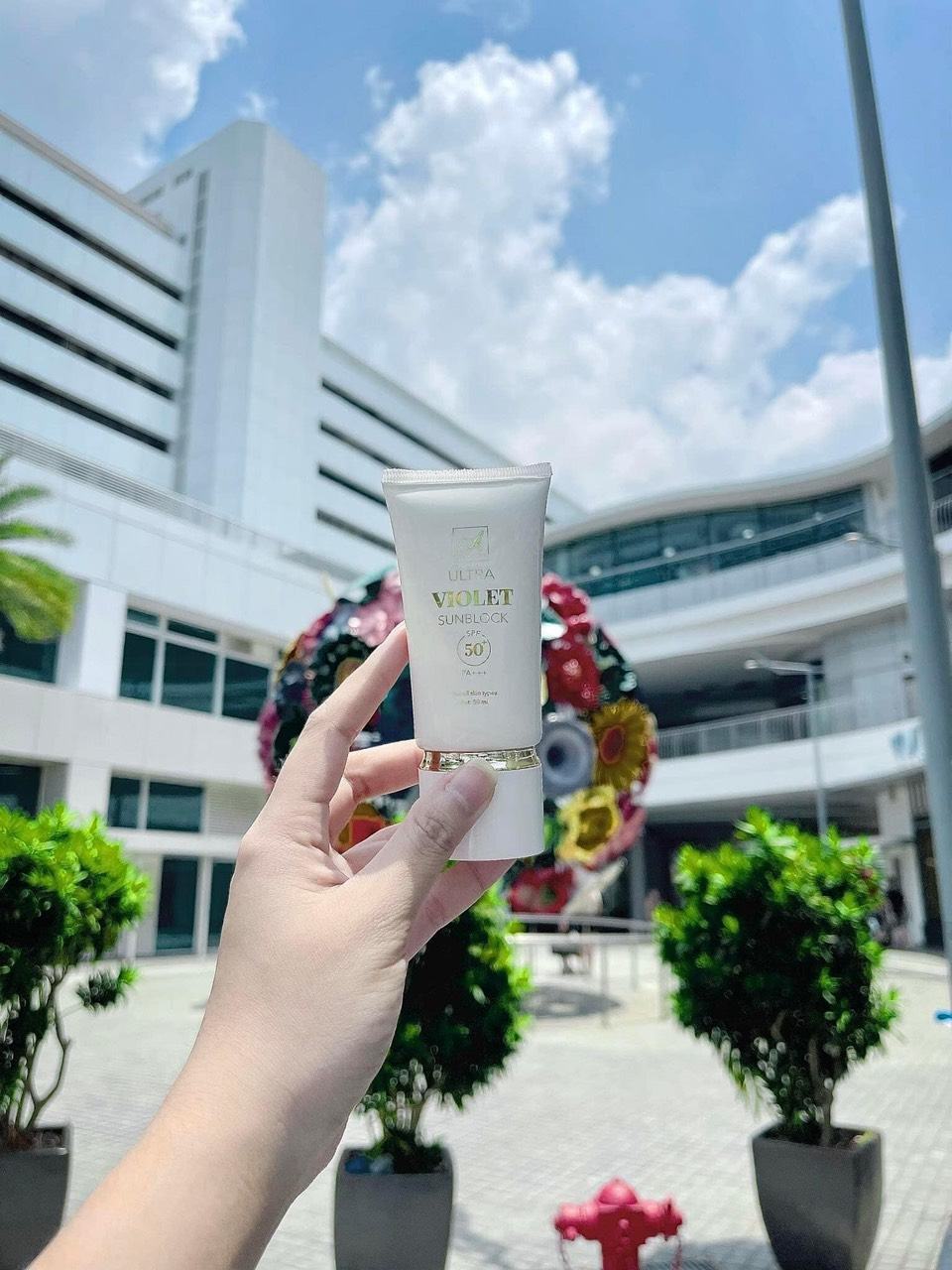 Bảo Vệ Làn Da với Kem Chống Nắng Violet Sunblock: Sự Kết Hợp Hoàn Hảo giữa Bảo Vệ và Chăm Sóc Da