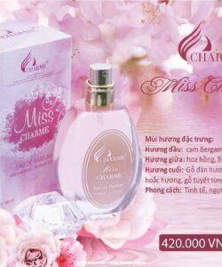 Charme Miss Charme được chiếu sáng bởi nụ cười rực rỡ của hoa và trái cây