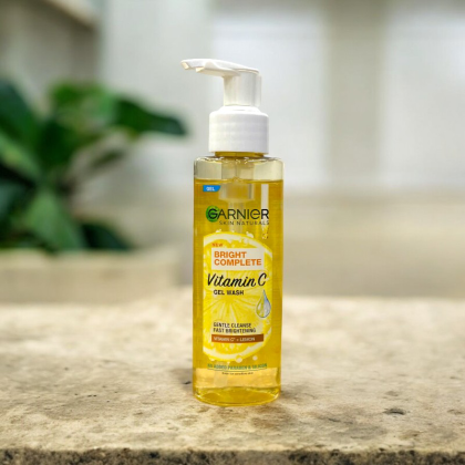 Gel rửa mặt  Garnier Vitamin C + Lemon Cleansing Gel 120mL