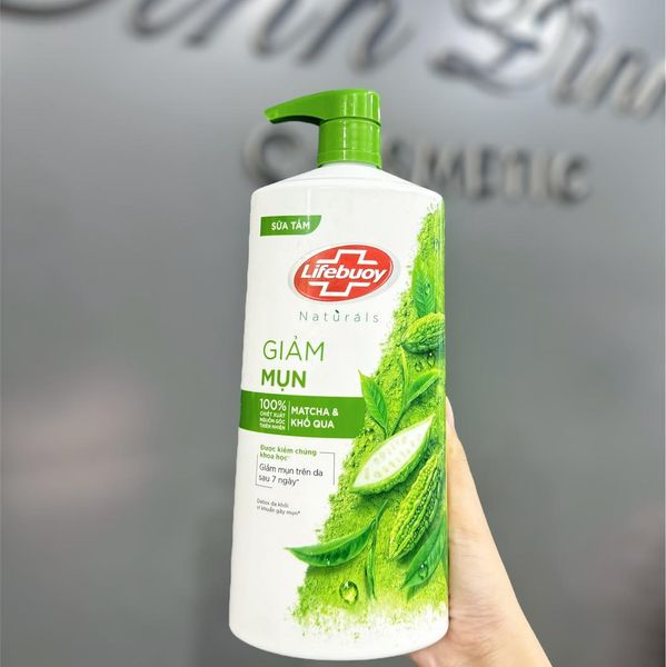 Sữa Tắm Lifebuoy Matcha & Khổ Qua Detox Da Khỏi Vi Khuẩn Gây Mụn 800g với công thức đặc biệt có chứa trà xanh giúp làm sạch sâu các lỗ chân lông