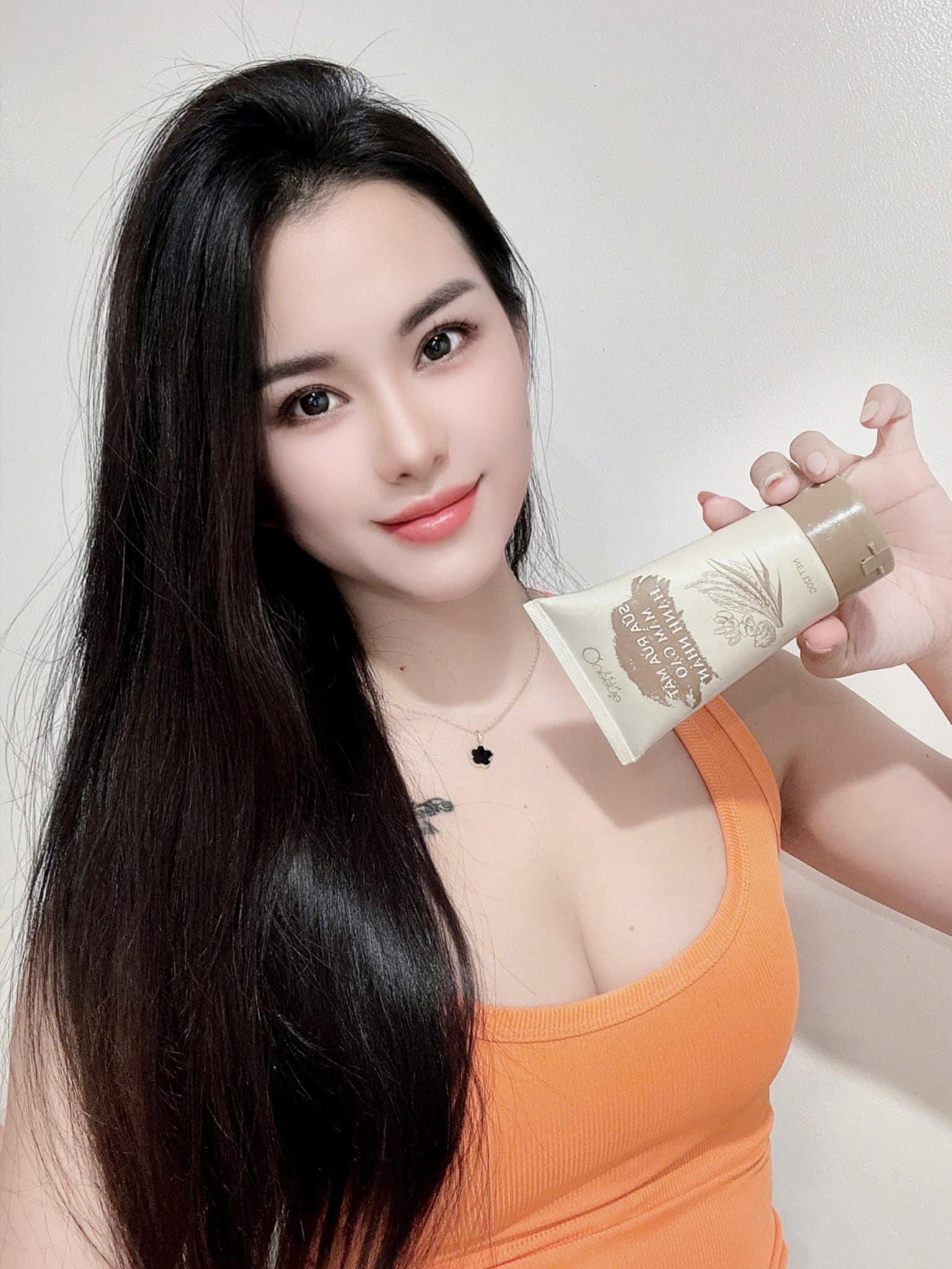 Sữa rửa mặt mầm gạo Queenie Skin giúp loại bỏ các loại bụi bẩn trên da mặt và giữ ẩm cho làn da