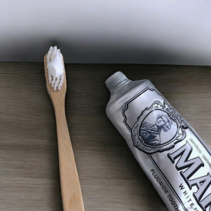 Kem Đánh Răng Marvis Whitening Mint 85ml giúp làm trắng và bảo vệ răng với công thức độc quyền