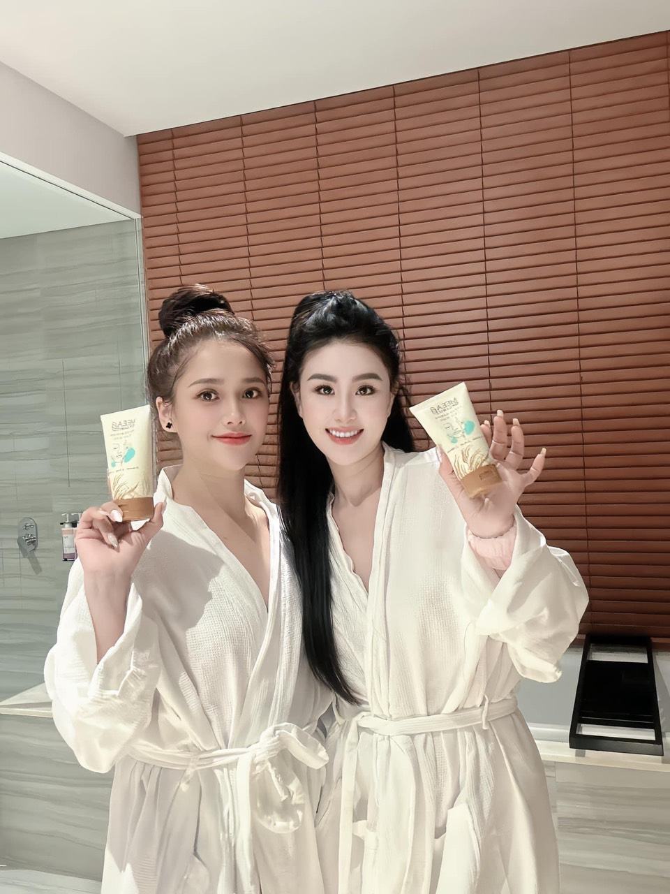 NGÀY 5/8 TỨC LÀ NGÀY MAI CÔNG TY SẼ XUẤT LÔ ĐẦU TIÊN CỦA MÃ SỮA RỬA MẶT TẢO NÂU, CHUẨN BỊ TRẢ ĐƠN CHO TEAM LUÔN ĐÂY