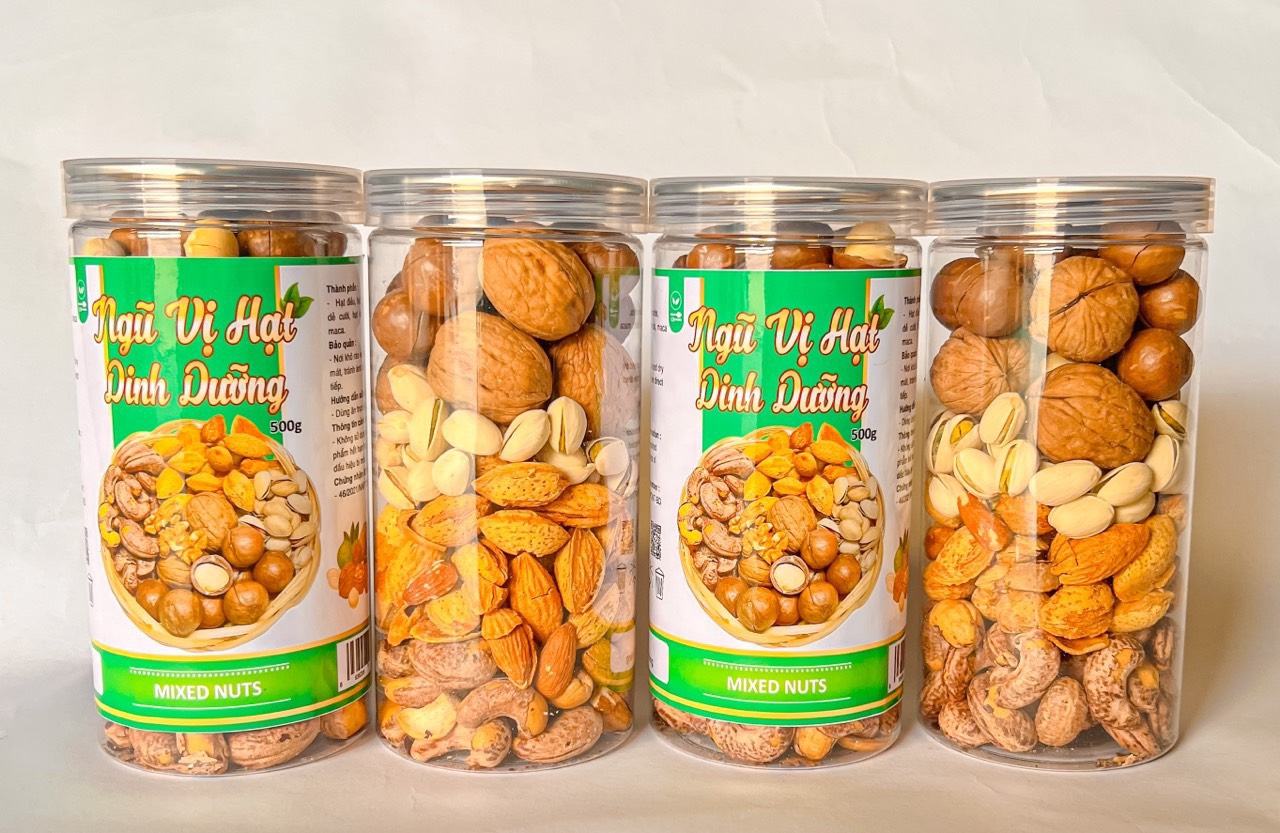 Tết này shop em có bán thêm đồ ăn vặt nha khách có đầy đủ các món luôn ạ