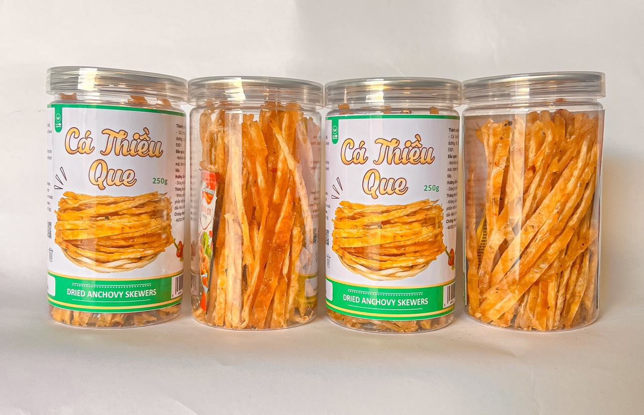 Tết này shop em có bán thêm đồ ăn vặt nha khách có đầy đủ các món luôn ạ