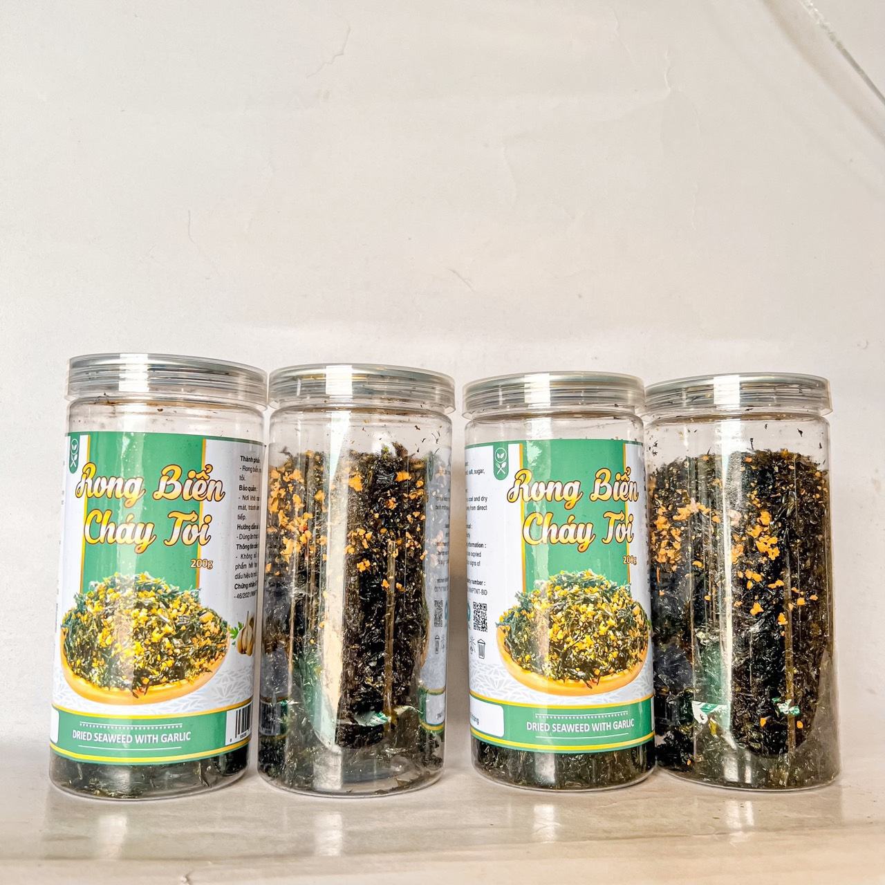 Tết này shop em có bán thêm đồ ăn vặt nha khách có đầy đủ các món luôn ạ