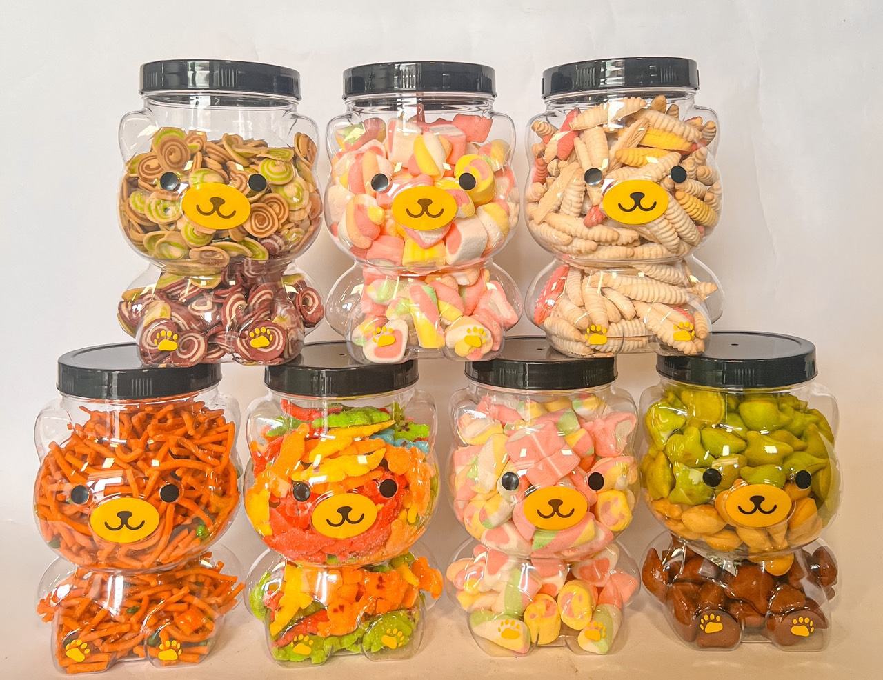Tết này shop em có bán thêm đồ ăn vặt nha khách có đầy đủ các món luôn ạ