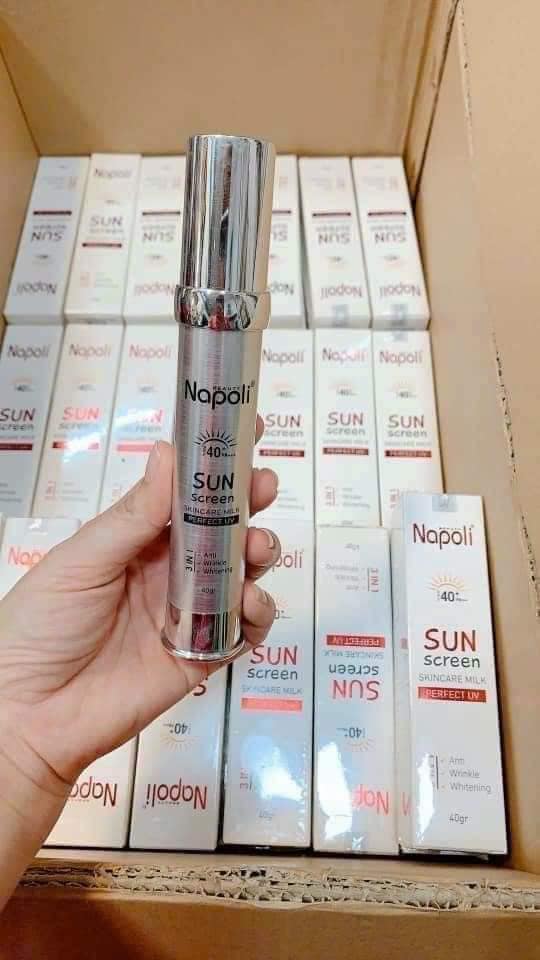 Kem chống nắng Phân Tử Nước NAPOLI dạng sữa lỏng thấm nhanh trên da không vốn cục ráo mịn.
