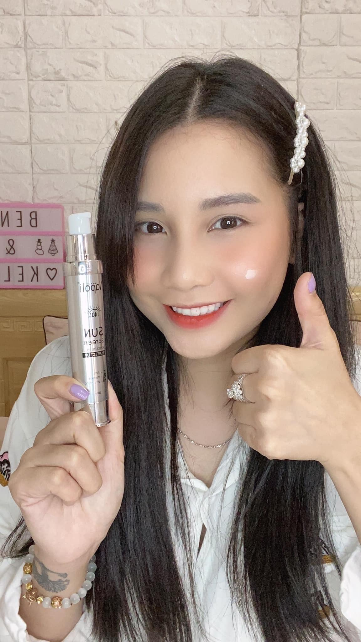 Kem chống nắng Phân Tử Nước NAPOLI dạng sữa lỏng thấm nhanh trên da không vốn cục ráo mịn.