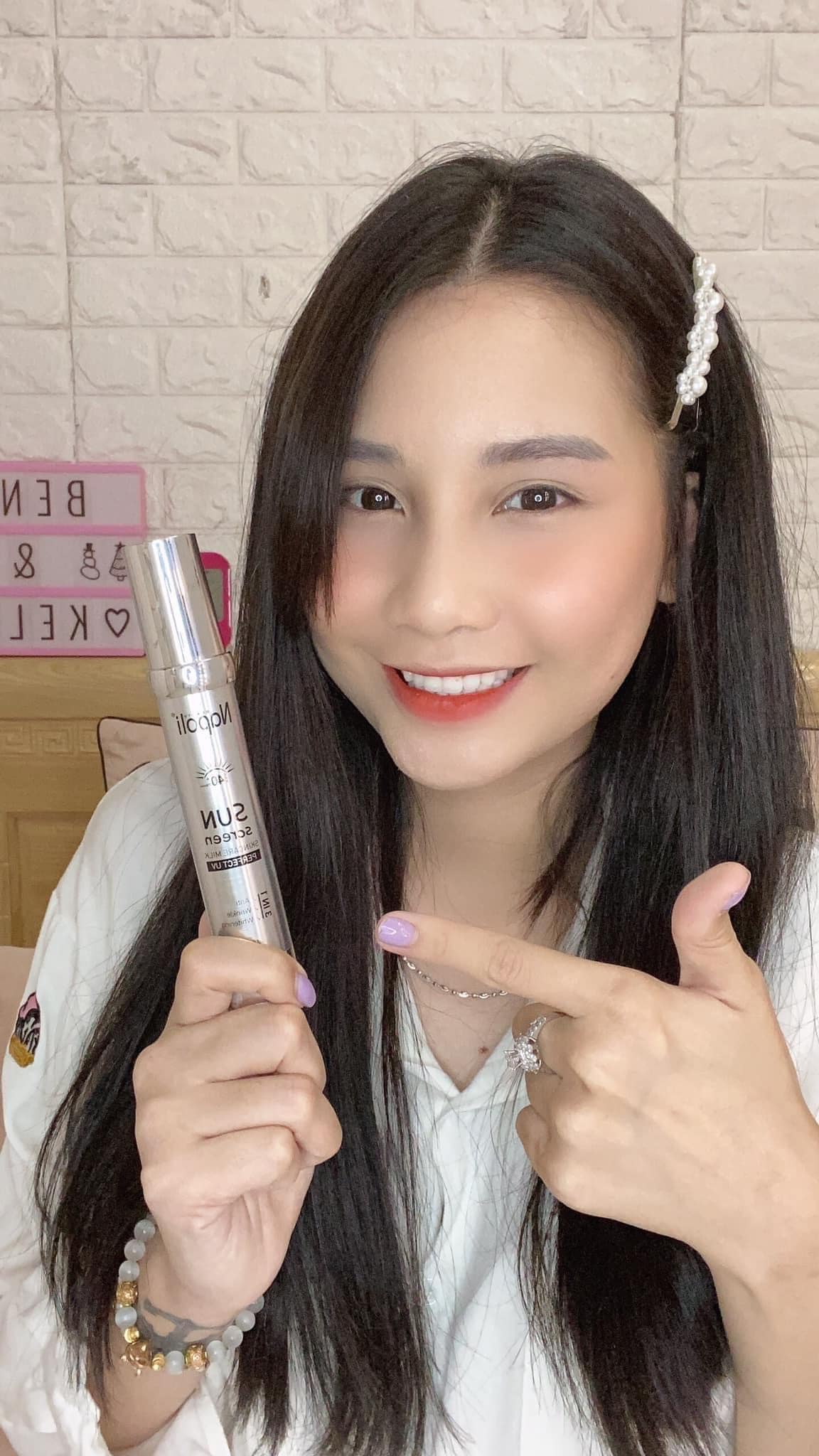 Kem chống nắng Phân Tử Nước NAPOLI dạng sữa lỏng thấm nhanh trên da không vốn cục ráo mịn.