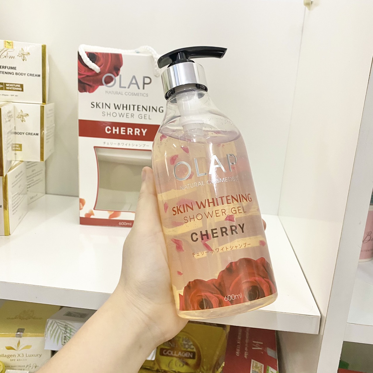 14804-z2940044804616-bb2595d682045567d7c223754c882c4f-14.jpg Sữa Tắm Trắng Da Olap Cherry Màu Đỏ 600ml - 8938519955912