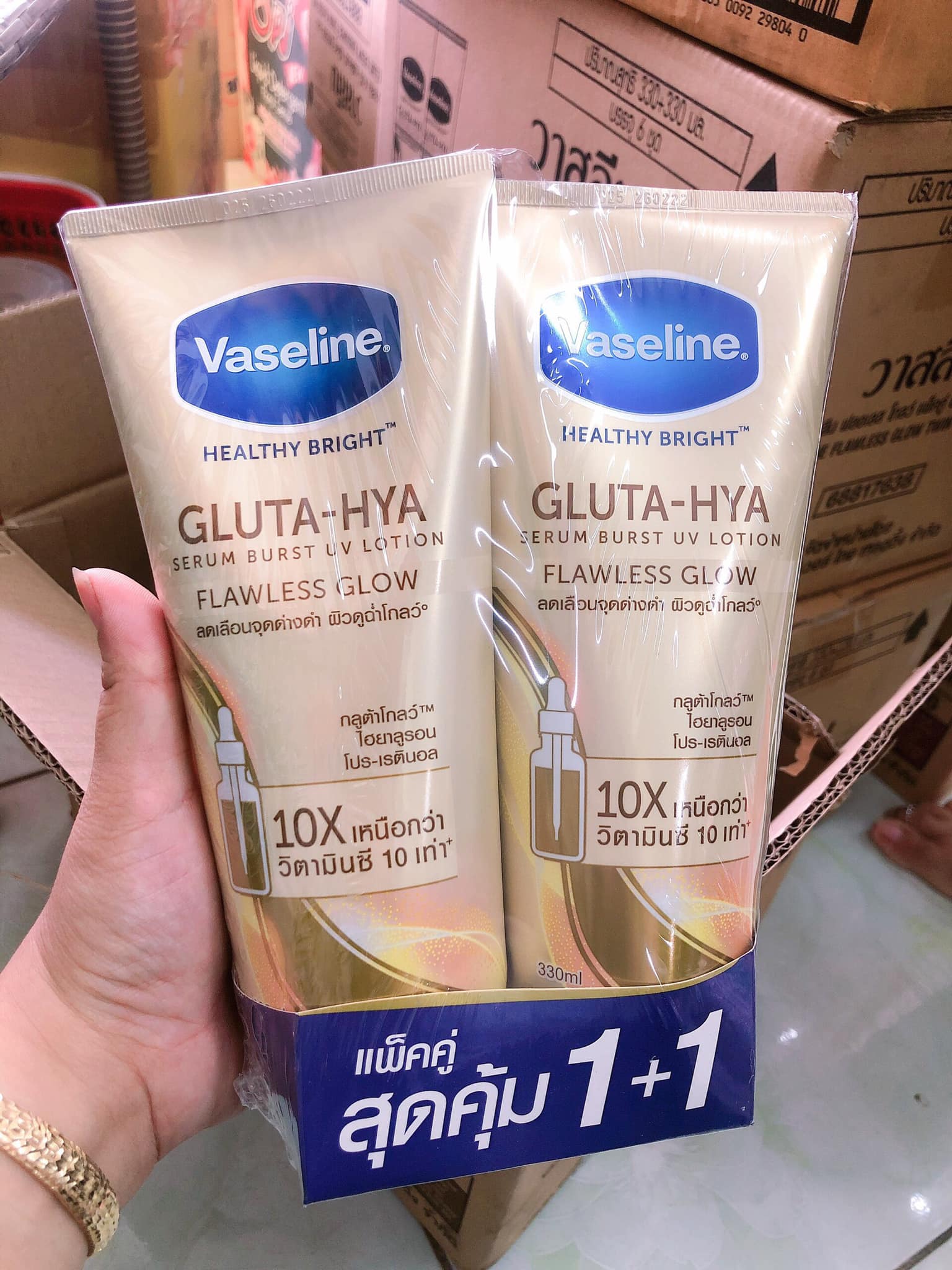 16276-275984486-1812062728992407-9106101673300249571-n-2.jpg Sữa Dưỡng Thể Vaseline 10X Vàng Healthy Bright Gluta Hya Serum Flawless Glow 330ml (Hàng nhập khẩu có tem phụ) - 8851932427739