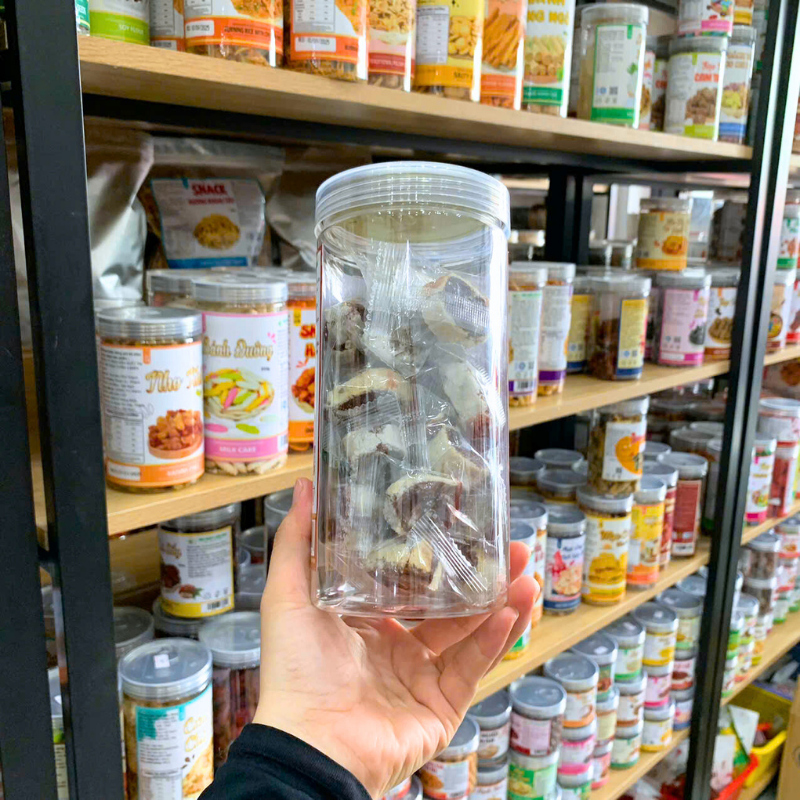 Kẹo Chuối Cuộn Bánh Tráng Thơm Ngon 300g - Hộp Pet 5 Kẹo Chuối Cuộn Bánh Tráng Thơm Ngon 300g - Hộp Pet