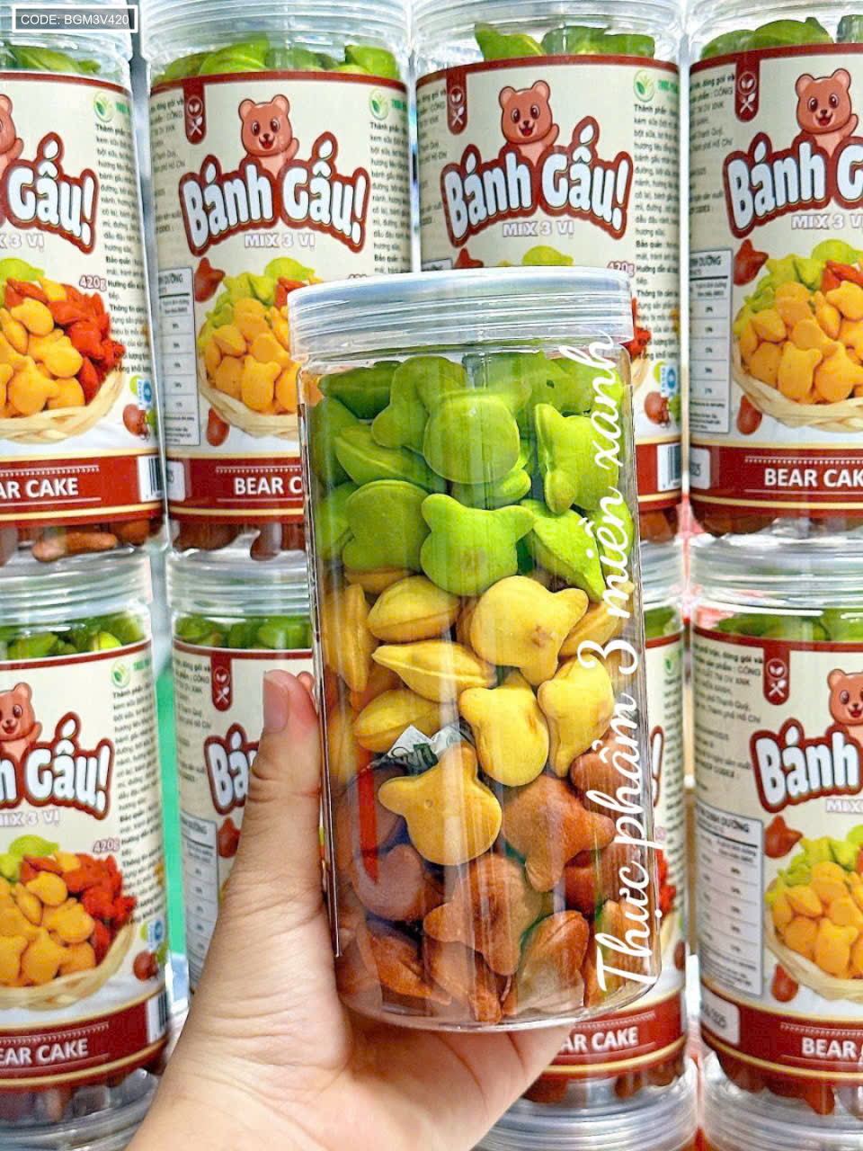 23449_z7208807885327-a3f06a00ceca072d02b0778b72d262e4_20251110152135-1.png Bánh Gấu Mix 3 Vị Thơm Ngon Hộp Pet 420g (Chùm Ngây- Socola - Truyền Thống) Hộp - BGM3V420