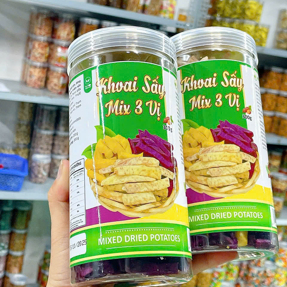 23645_z7202114997379-43089f441567b11a3b91419d91ce7de4_20251110164751-1.png Khoai Sấy Mix 3 Vị Thơm Ngon 300g Hộp - 8936208930936