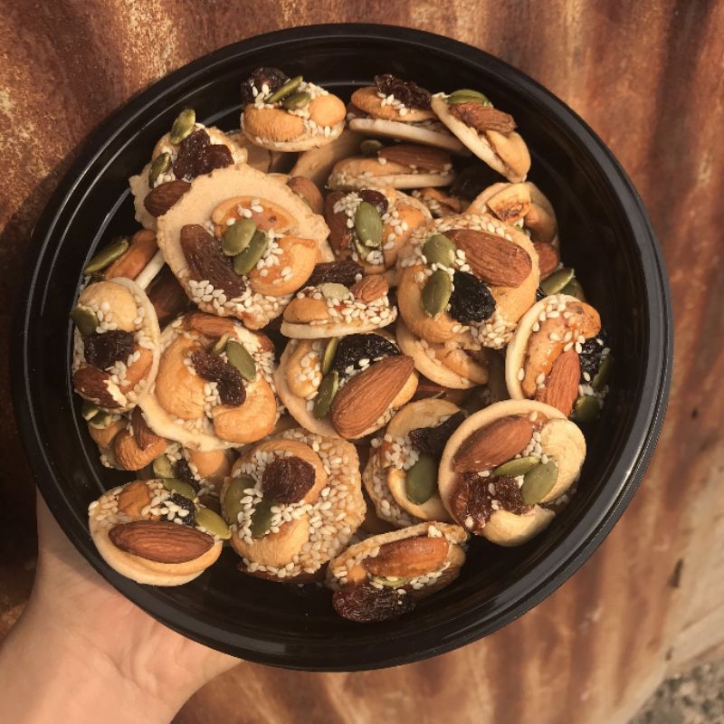 Hộp Bánh Đồng Tiền Ngũ Vị Hạt Sun Khía 350G Hộp 2 Hộp Bánh Đồng Tiền Ngũ Vị Hạt Sun Khía 350G Hộp