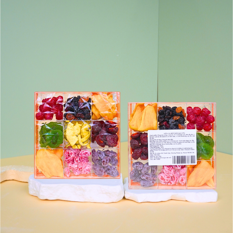 25760_3_20251112153731-2.png Set Hộp Mix Mứt 9 Vị (Đào Hồng, Đào Vàng, Đào Bổ, Kiwi, Mận Cơm, Xí Muội Voi, Nho Vàng, Nho Chile, Vỏ Bưởi Chanh Dây) Ngôi Sao Lớn 700G Hộp Tết 2026 - MCVHNSL700