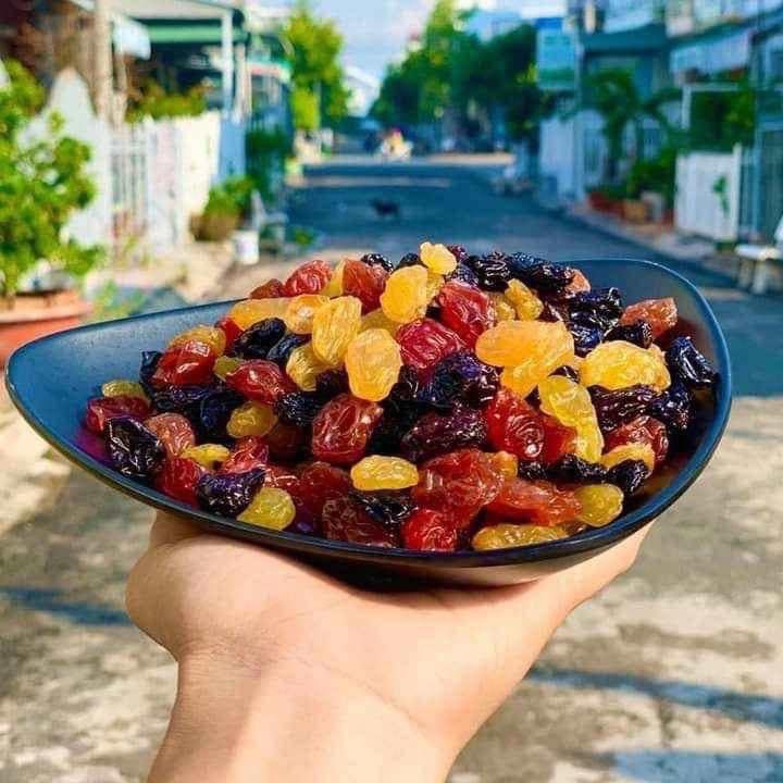 25760_nho-kho-chile-3-mau-khong-hat-20230302140548-937720_20241114122021-6.jpg Set Hộp Mix Mứt 9 Vị (Đào Hồng, Đào Vàng, Đào Bổ, Kiwi, Mận Cơm, Xí Muội Voi, Nho Vàng, Nho Chile, Vỏ Bưởi Chanh Dây) Ngôi Sao Lớn 700G Hộp Tết 2026 - MCVHNSL700