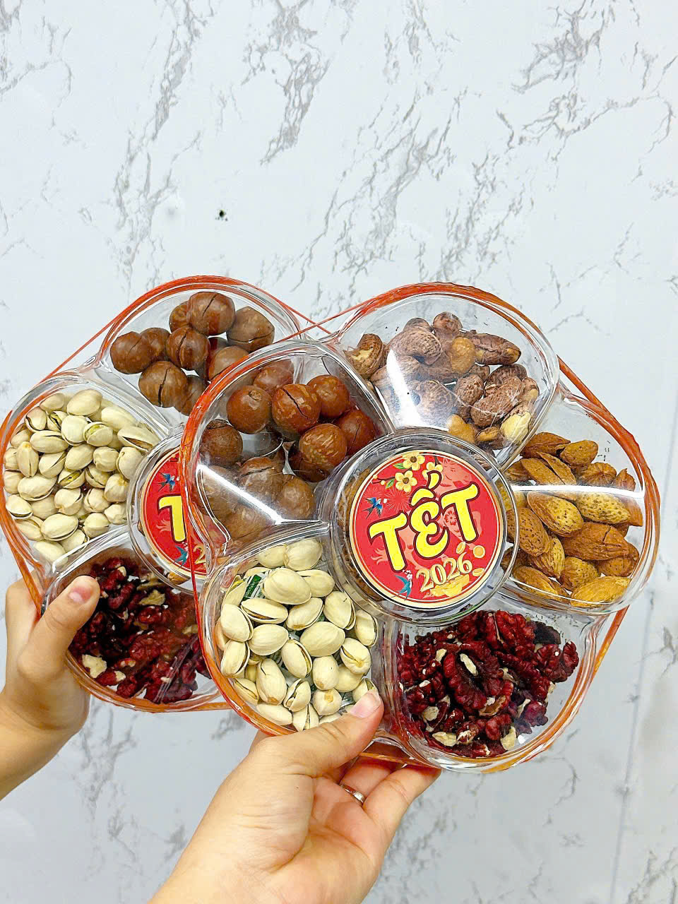 25827_z7169917397004-f7fd3bf476af0e5126d9c9fcd1d81640_20251111200514.png Set Hộp Mix Hạt Ngũ Vị (Hạt Điều Rang Muối, Quả Óc Chó Vàng, Quả Óc Chó Đỏ, Macca, Hạt Dẻ Cười, Hạnh Nhân Rang Bơ) Bông Mai 600G Hộp Tết 2026 - HLVHBM600