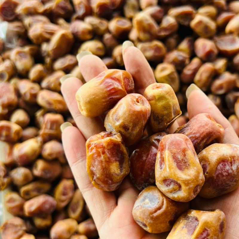 25867_z6121864545640-22a5d77a3cecac207657874e0882f89b-photoroom-photoroom-1_20241213145513-1.png Chà Là Sấy Dẻo Thơm Ngon 400g - CLSD400