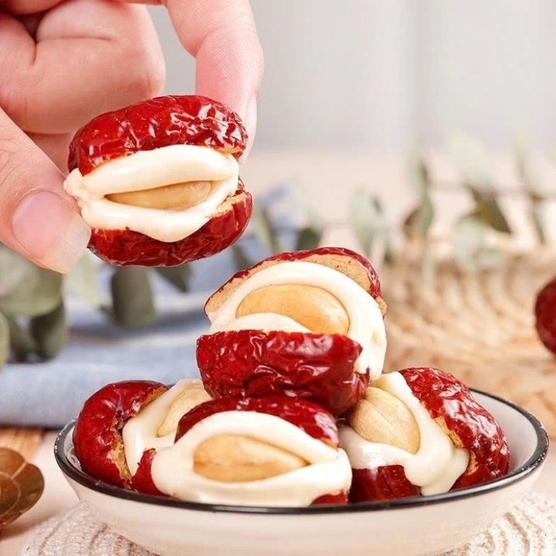 25878_z6129056918245-f74daf902caf0b9985bd8e91484c879d-photoroom-11_20241214162434-2.jpg Táo Đỏ Kẹp Hạt Điều Túi Zip 300g - TDKHDTZ300