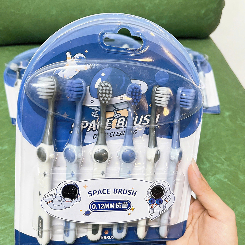 25927_z6219148413538-40c17083218e9206fdd8b7d71ac4ec3c_20250124174141-1.jpg Set 6 Bàn Chải Đánh Răng Cho Bé Phi Hành Gia - BCDRPHG
