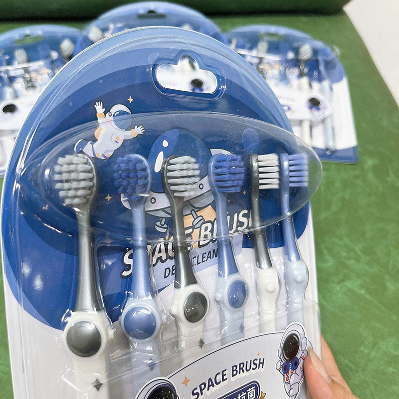 25927_z6219148457287-81bf780dd57c36ff1551dba2de7fda63_20250124174140-1.jpg Set 6 Bàn Chải Đánh Răng Cho Bé Phi Hành Gia - BCDRPHG