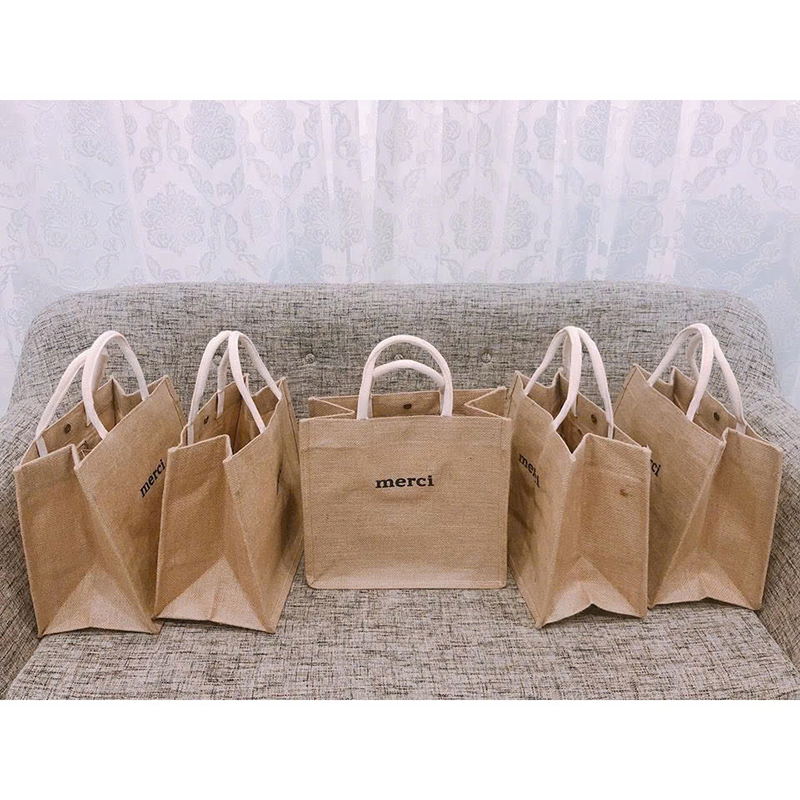 25975_z6225748939665-0b1579f8c158e04b16a10af5ed807361_20250117141158-13.jpg Túi Cói Merci - Túi Xách In Chữ Đơn Giản 36x31x19cm - TCHTDG02
