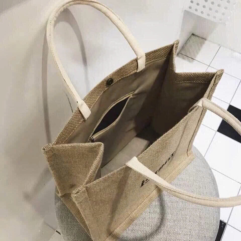 25975_z6225748986709-d51bd6ced7f2f97021c02ba6131e33cb_20250117141157-13.jpg Túi Cói Merci - Túi Xách In Chữ Đơn Giản 36x31x19cm - TCHTDG02