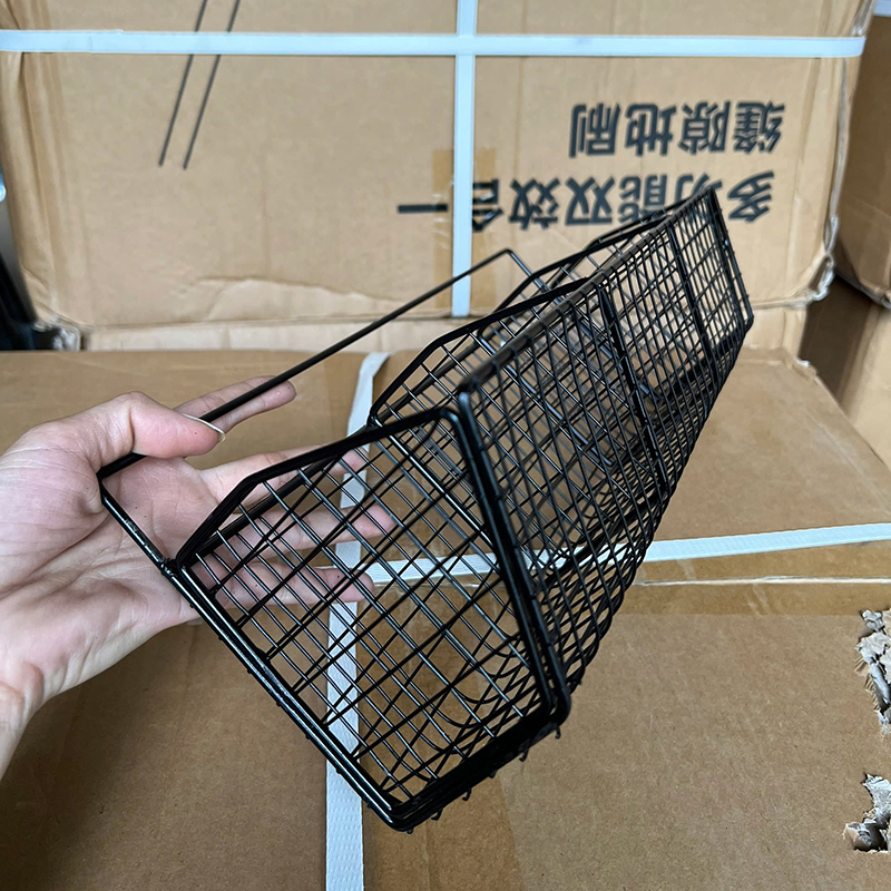 26011_z6238101973497-ed38fe36aa46d0b79506ae9766cce9e4_20250120141534-3.jpg Kệ Lưới Dán Tường - Kệ Sắt Đựng Đồ 3 Ngăn - KDT01