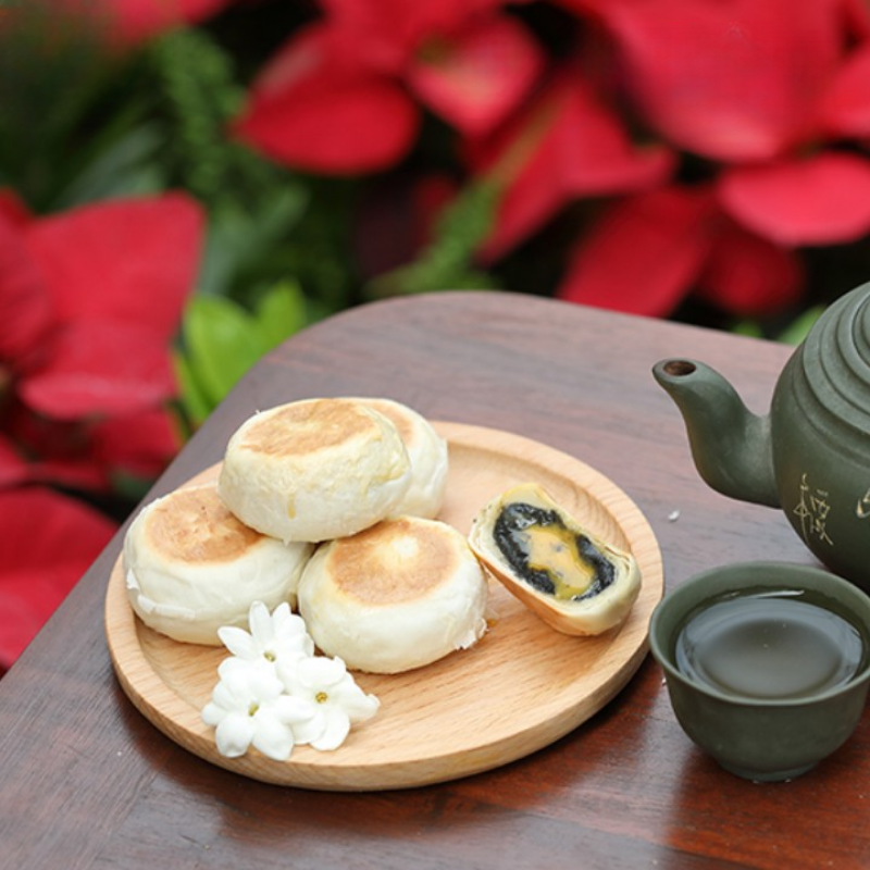 Bánh Pía Kim Sa Mè Đen Tân Huê Viên Thơm Ngon 480g (40g x 12 cái) 4 Bánh Pía Kim Sa Mè Đen Tân Huê Viên Thơm Ngon 480g (40g x 12 cái)