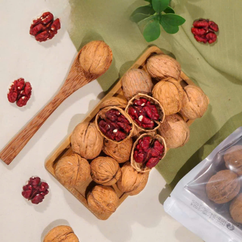 26971_167_20251106102920.png Quả Óc Chó Ruột Đỏ Tách Vỏ 230g - Hộp Tròn Nhỏ Hộp Quà Tết 2026 - QOCTVHTN230G