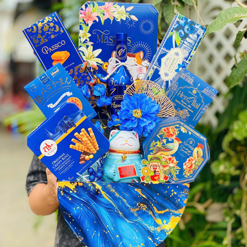 27474_103_20251128101503.png Giỏ Quà Tết Mèo Thần Tài Xanh Dương Sang Trọng - Quà Tặng Tết - Quà Trang Trí Tết - QTTT20