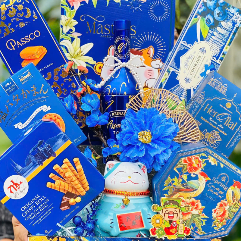 27474_104_20251128101504.png Giỏ Quà Tết Mèo Thần Tài Xanh Dương Sang Trọng - Quà Tặng Tết - Quà Trang Trí Tết - QTTT20