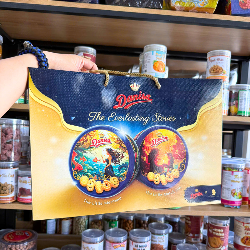 Bánh Danisa Gold Hộp Thiếc - Bánh Quy Bơ Danisa Bản Limitied Edition 992g/Hộp (1 Hộp Thiếc x 908g + 1 Lon Thiếc Có Phát Nhạc 84g) 10 Bánh Danisa Gold Hộp Thiếc - Bánh Quy Bơ Danisa Bản Limitied Edition 992g/Hộp (1 Hộp Thiếc x 908g + 1 Lon Thiếc Có Phát Nhạc 84g)