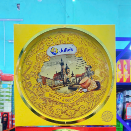 Bánh Quy JULIE'S Nhân Bơ Đậu Phộng Hộp Thiếc Phong Cảnh 306g - Hộp Màu Vàng - BQJNBDPHMV