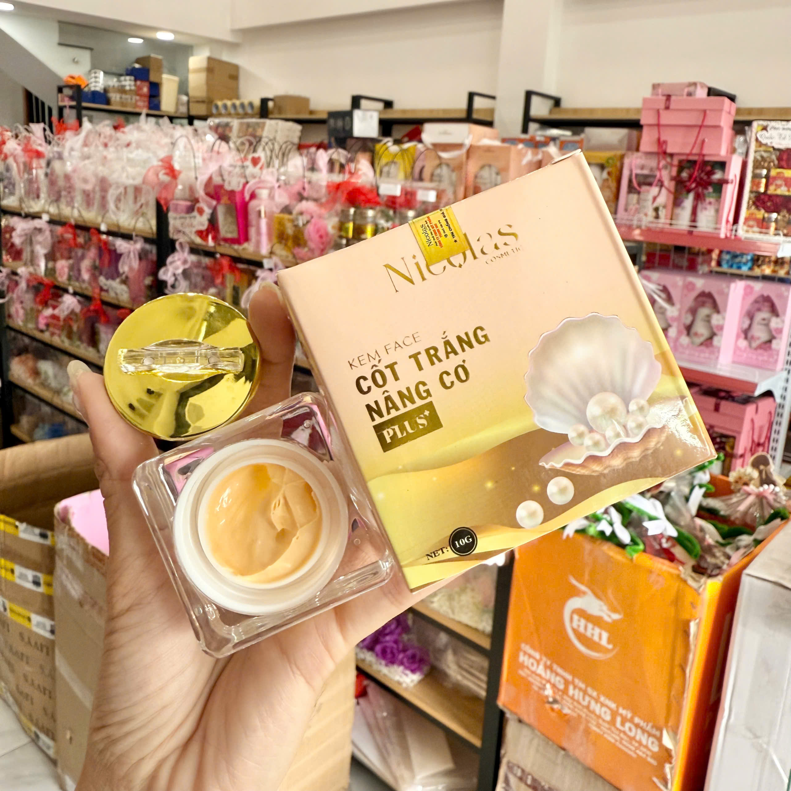 28493_z7582933195116-e3785bd8f0a02e62ef4655573a3f8ab5_20260303163116.png Kem Face Cốt Trắng Căng Bóng Nâng Cơ Nicolas Nicos Beauty Thanh Nhi 10gr - Phiên Bản Mới - 8938549741004