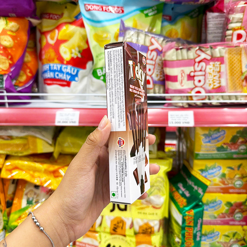 Bảng giá sỉ bánh Que Đũa Phủ Socola Sữa Ticky Uni Firms - Màu Nâu Trắng 5 Bảng giá sỉ bánh Que Đũa Phủ Socola Sữa Ticky Uni Firms - Màu Nâu Trắng