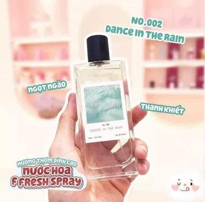 Dance In The Rain khiến ngày thêm tươi mát qua tầng hương trái cây dịu ngọt của Cam Bergamot và Quýt hồng