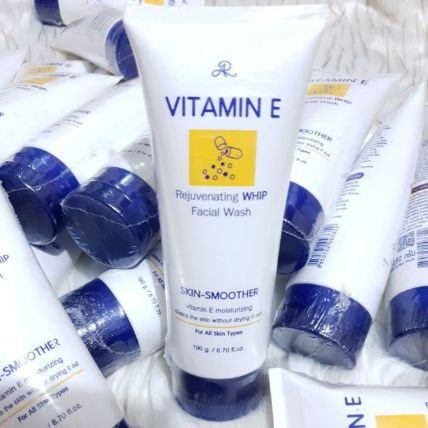Sữa rửa mặt tạo bọt, công thức vitamin E, kết cấu bọt dày, mềm, mịn, hương thơm tươi mát, giúp làm sạch da.