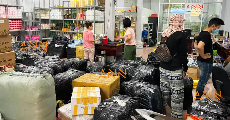 "CHỖ EM BÁN HÀNG GIẢ HAY GÌ MÀ GIÁ RẺ VẬY?"