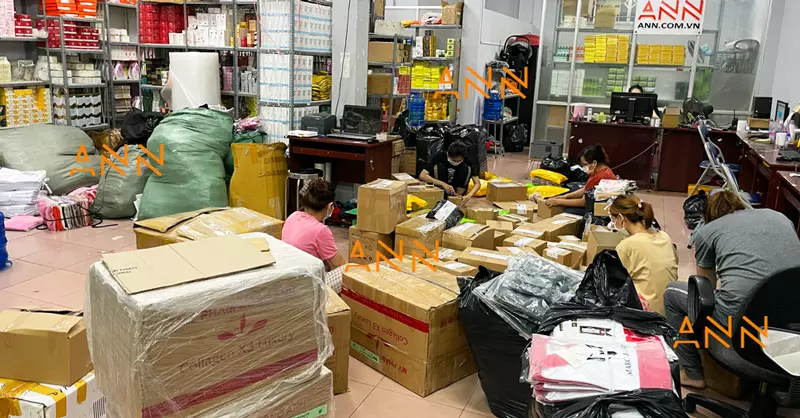 "CHỖ EM BÁN HÀNG GIẢ HAY GÌ MÀ GIÁ RẺ VẬY?"