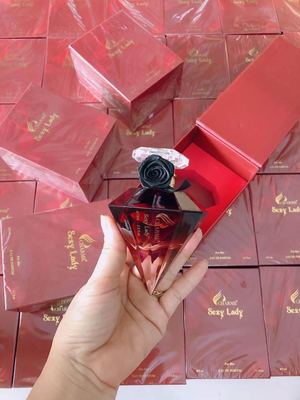 Nước Hoa Charme Sexy Lady 75ml Nữ sẽ là sự lựa chọn không thể thiếu của bất kì cô nàng nào yêu thích nước hoa.